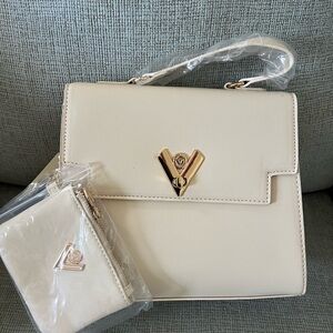 Elegant Cream Handbag with Coin Pouch